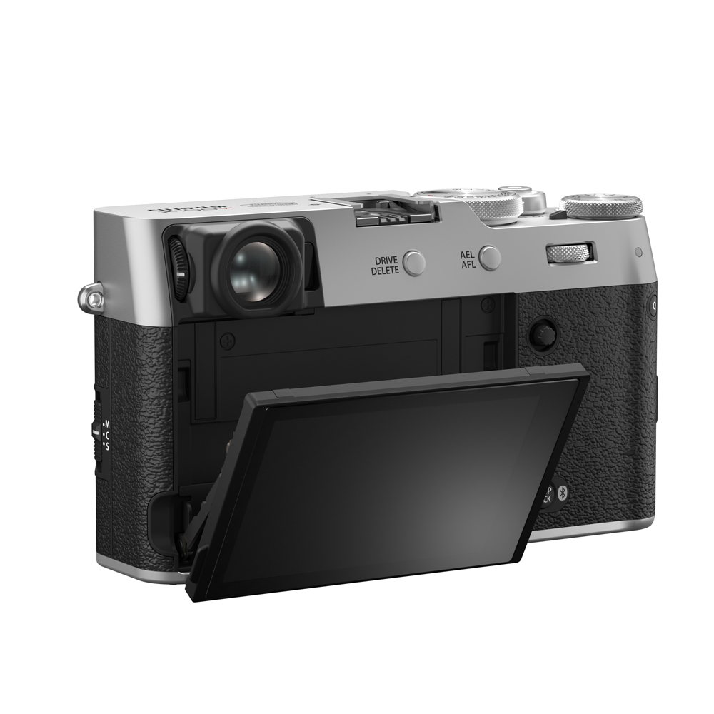 X100Ⅵ_baliangleSHITA_tilt_Silver Fujifilm X100VI